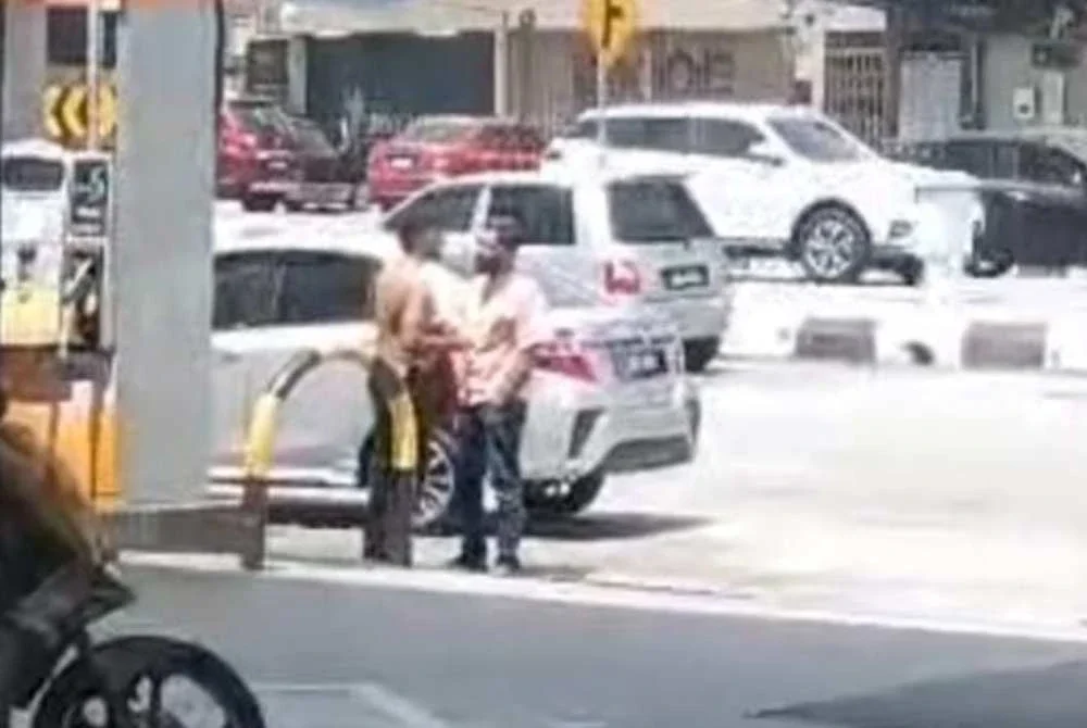 Tangkap layar video tular di media sosial memaparkan pergaduhan melibatkan dua individu di kawasan awam di Kajang baru-baru ini.