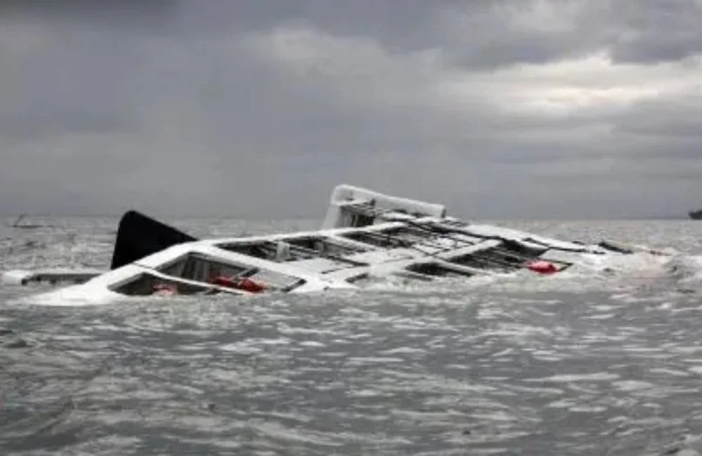  Sekurang-kurangnya 13 mayat ditemukan dan lebih 100 orang masih hilang selepas sebuah feri antara pulau yang membawa lebih 300 penumpang serta kru karam pada awal pagi Isnin di perairan wilayah Basilan di selatan Filipina.