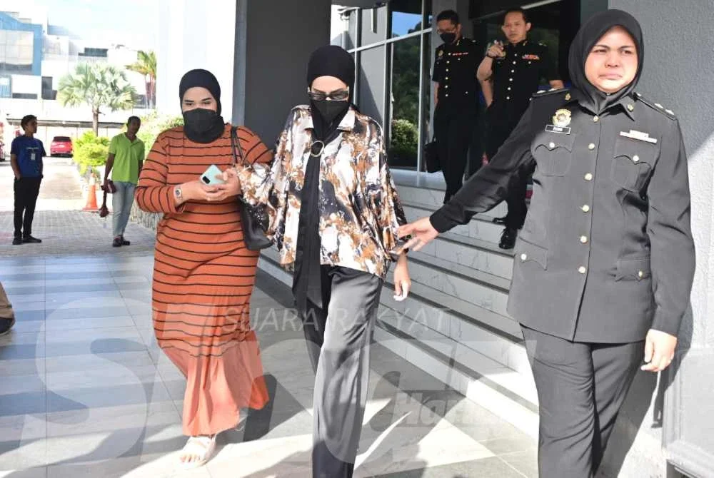 Salwani (dua, kanan) dihadapkan ke Mahkamah Sesyen Kuala Terengganu pada Isnin atas pertuduhan melibatkan kes pengubahan wang haram.