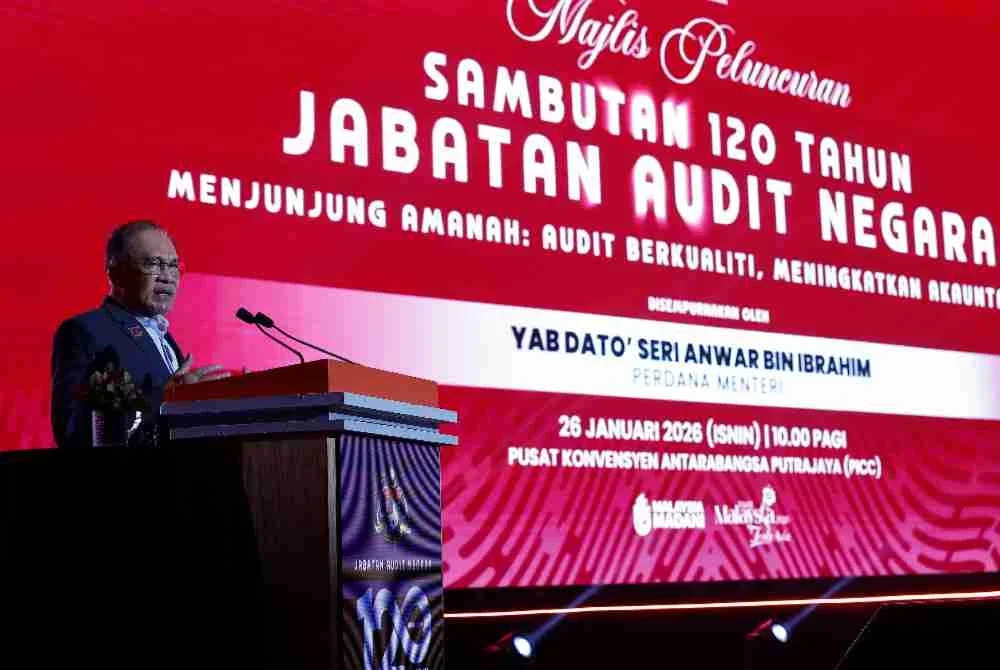 Anwar menyampaikan ucapan pada Majlis Peluncuran Sambutan 120 Tahun Jabatan Audit Negara (JAN), pada Isnin. Foto Bernama