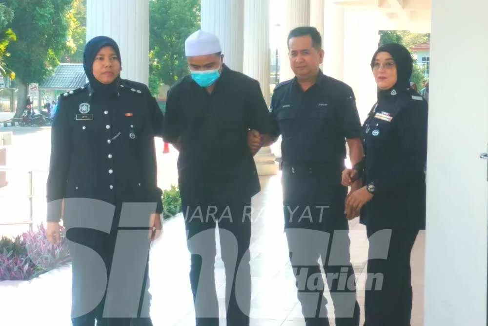 Tertuduh (dua, kiri) dihadapkan ke Mahkamah Majistret Kulim pada Isnin atas pertuduhan memandu secara melulu sehingga menyebabkan kematian tiga beranak, bulan lalu.