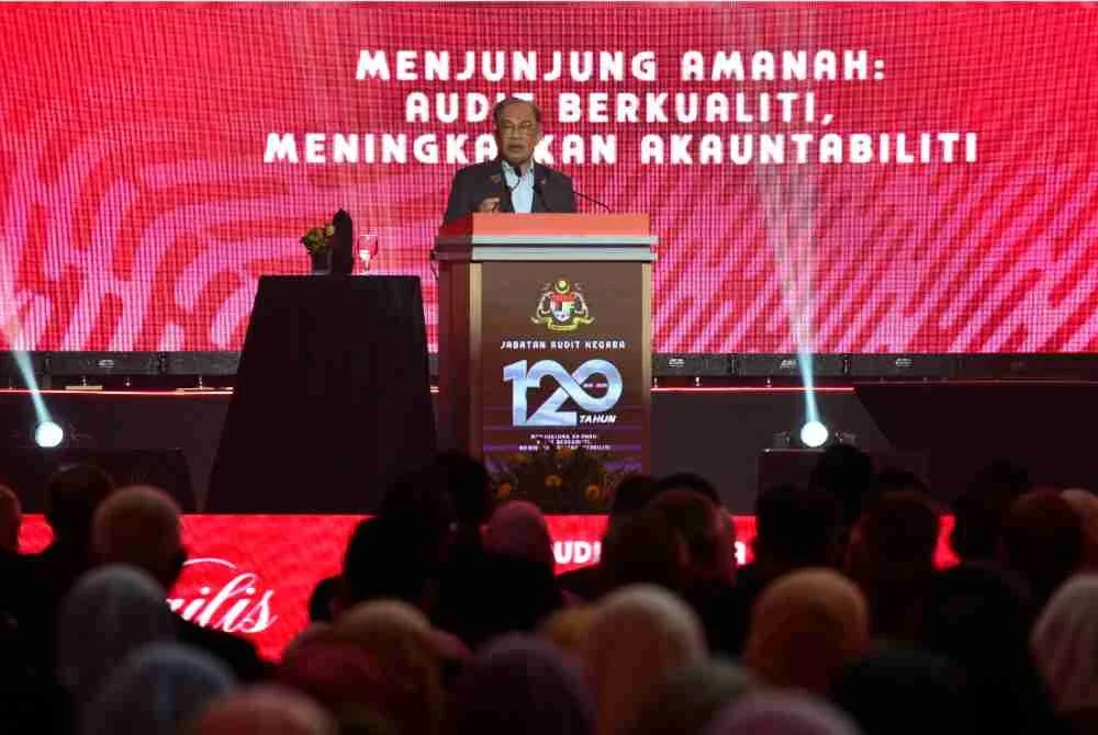 Anwar menyampaikan ucapan pada Majlis Peluncuran Sambutan 120 Tahun Jabatan Audit Negara (JAN), pada Isnin. Foto Bernama