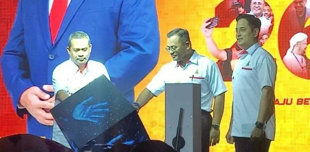 Amirudin (tengah) meletakkan tangan sebagai simbolik Pelancaran Hab metaSEL semasa Amanat Tahun Baharu 2026 di Dewan Raja Muda Musa, Kompleks Belia dan Kebudayaan Negeri Selangor, Seksyen 7 Shah Alam di sini pada Isnin.