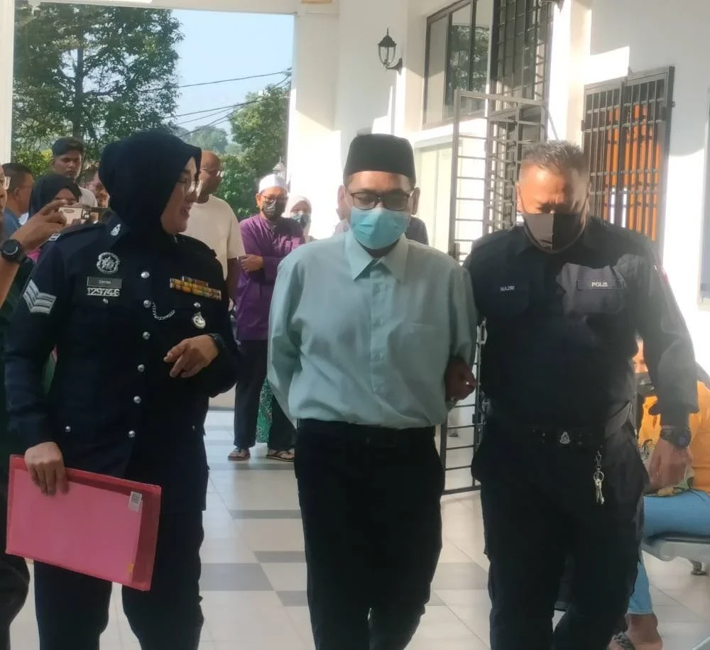 Tertuduh dibawa keluar dari Mahkamah Majistret Kulim.