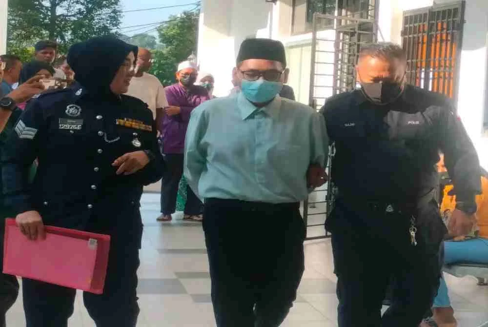 Tertuduh dibawa keluar dari Mahkamah Majistret Kulim.