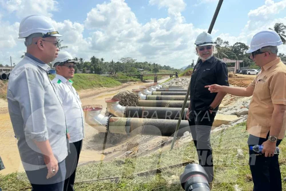 Khalid (dua dari kanan) mendengar keterangan berkait Sistem Pam Kemubu 4.