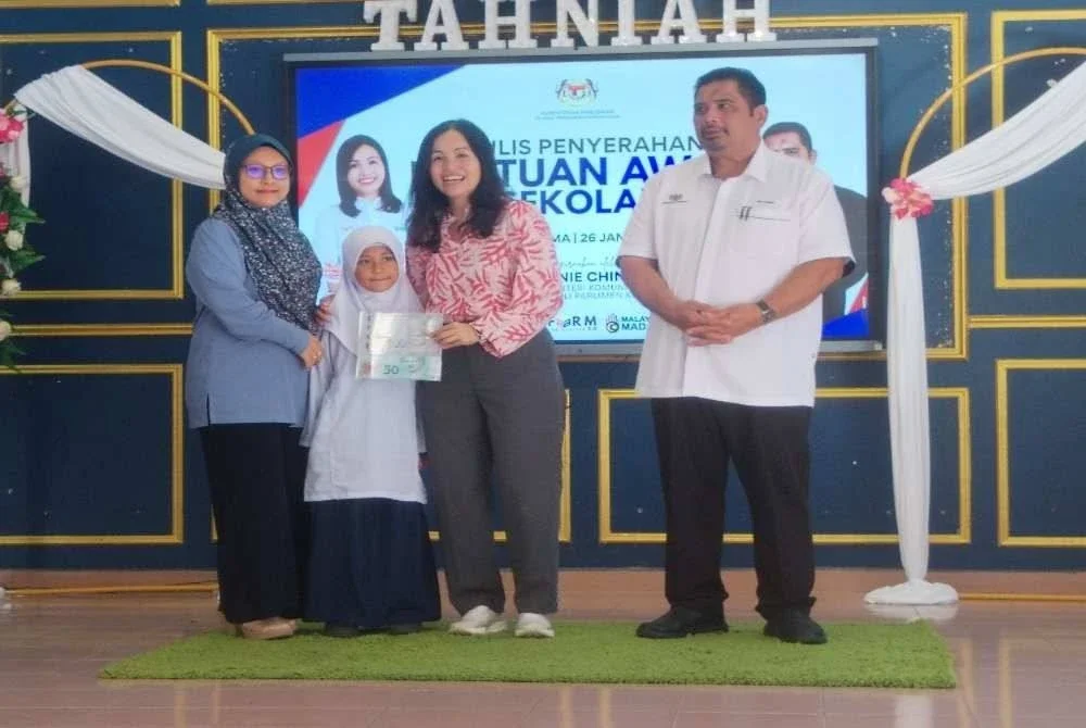 Nie Ching (dua, kanan) menyempurnakan penyerahan BAP. 