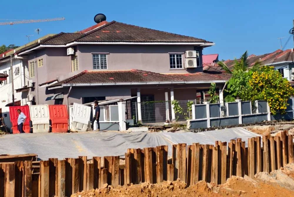 Keadaan cerun runtuh yang berhampiran rumah penduduk di Taman Oakland.