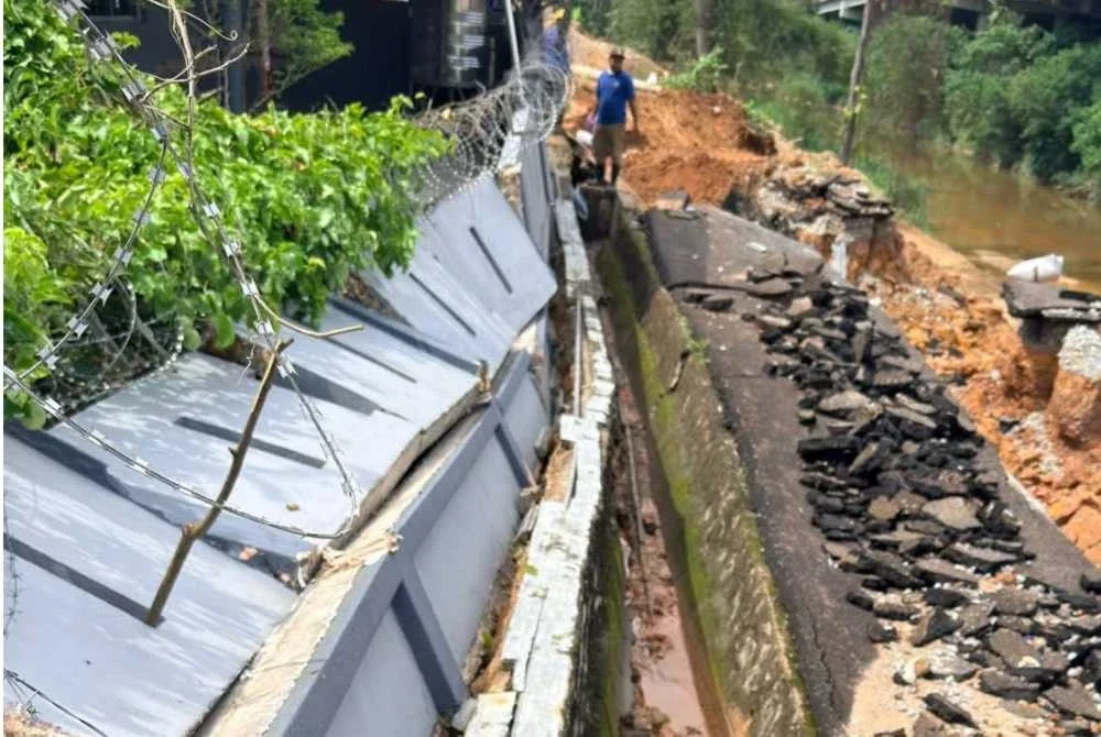 Keadaan tembok pagar rumah penduduk yang runtuh.