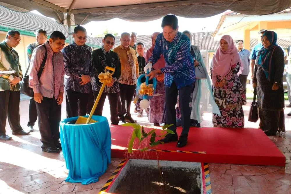 Ramli menanam pokok sebagai simbolik lawatannya ke Pusat Jagaan Warga Emas Darul Hanan, pada Isnin.