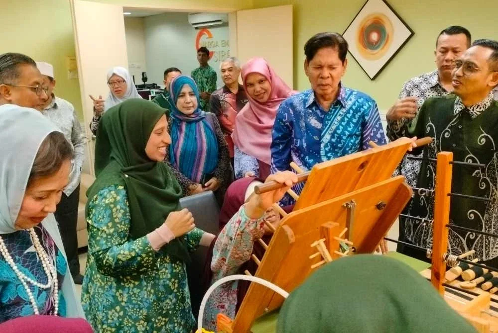 Ramli (dua dari kanan) meninjau bilik fisioterapi di
Pusat Jagaan Warga Emas Darul Hanan pada Isnin