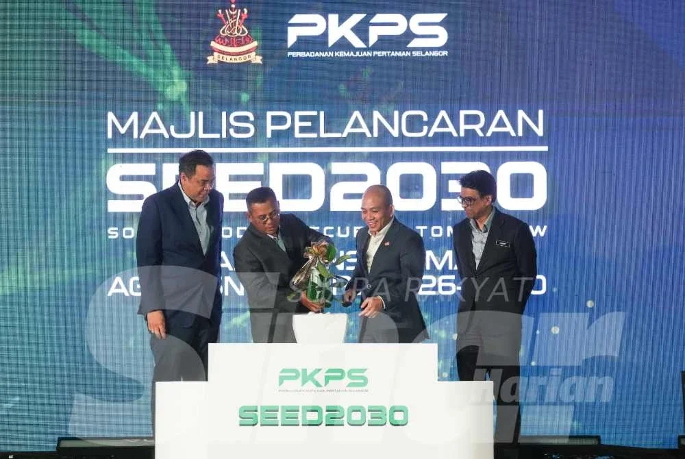 Amirudin (dua dari kiri) diiringi Mohamad Khairil (dua dari kanan) menyempurnakan majlis pelancaran SEED2030 di Shah Alam pada Isnin - Foto: SINAR HARIAN/ ROSLI TALIB
