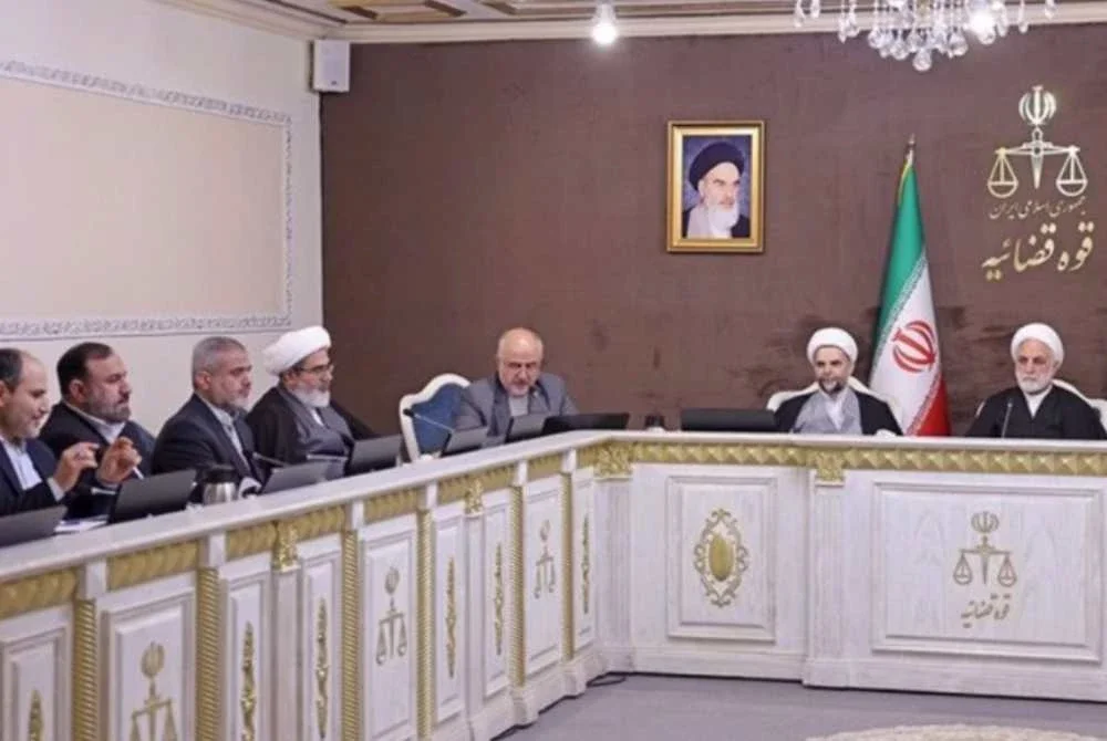 Ketua Kehakiman Iran, Gholamhossein Mohseni-Eje’i (tiga dari kanan) bercakap dalam satu mesyuarat yang diadakan pada 25 Januari 2026 - Foto: Agensi