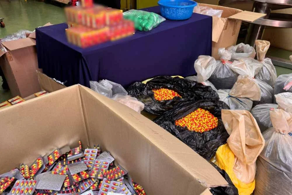 Pihak berkuasa turut merampas lebih 500 bungkusan bahan mentah yang disyaki mengandungi racun berjadual, 23,000 produk separa siap, dua peranti digital serta 36 unit mesin pengilangan, termasuk mesin pengisian kapsul dan pembungkusan.