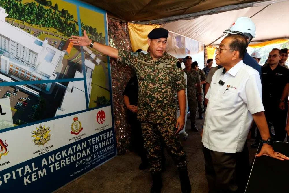 Mohamed Khaled (kanan) melihat dan mendengar taklimat mengenai model pembangunan Hospital Angkatan Tentera Kem Terendak ketika Lawatan Kerja ke Kem Terendak, Sungai Udang. Foto: Bernama