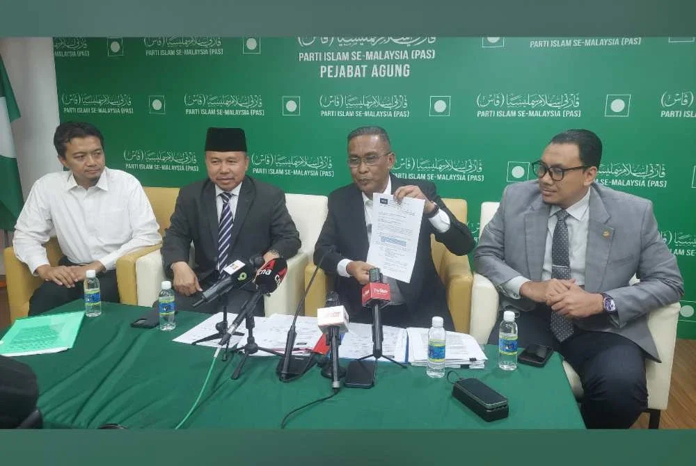 Takiyuddin (dua dari kanan) ketika bercakap kepada pemberita dalam sidang media Timbalan Setiausaha Agung PN di Pejabat Agung Pas Pusat, Jalan Raja Laut, Kuala Lumpur pada Isnin.