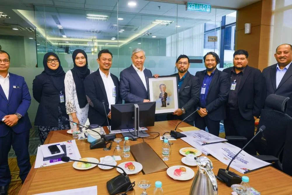 Ahmad Zahid (tengah) menerima taklimat mengenai inisiatif baharu melibatkan sebuah projek nasional berkaitan TVET pada Isnin. Foto FB Zahid Hamidi