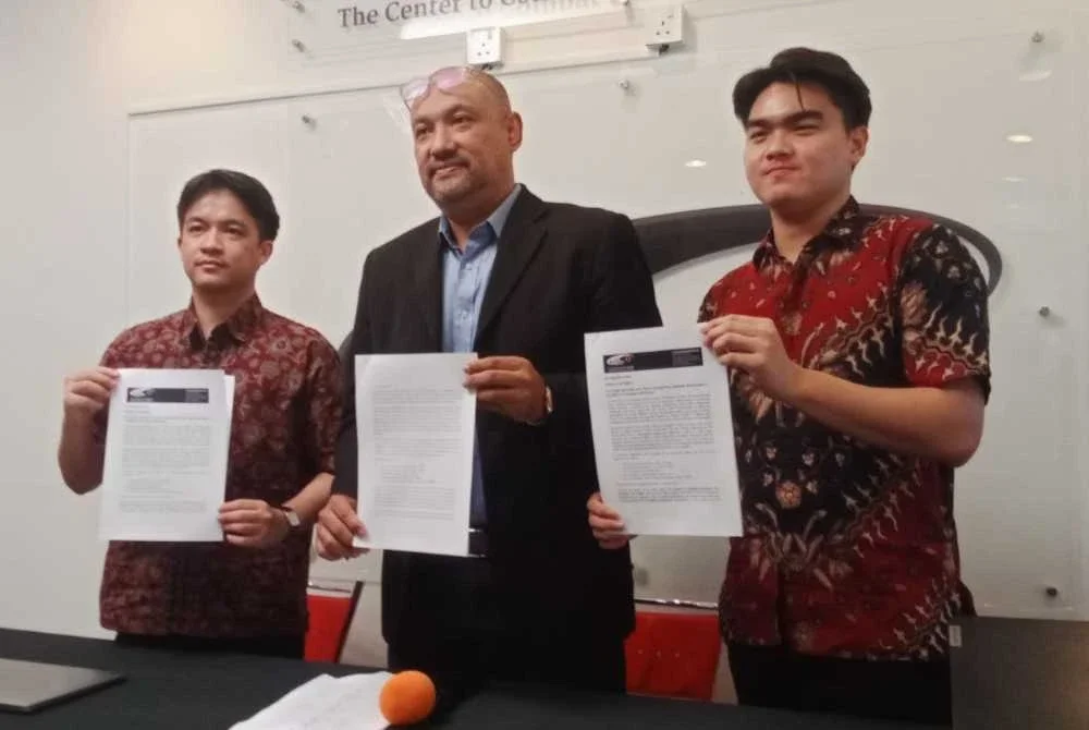 Pushpan (tengah) ketika sidang akhbar berkaitan SPRM pada Isnin.