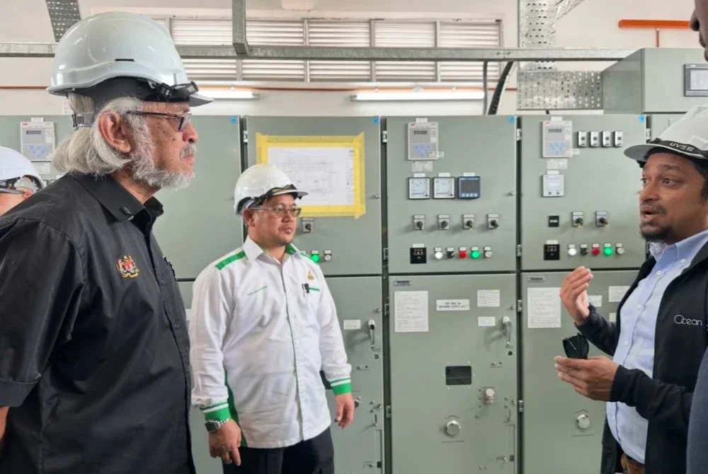 Khalid (kiri) melihat bilik jana kuasa Stesen Pam Kemubu 3. Foto Sinar Harian/Adila Sharinni Wahid