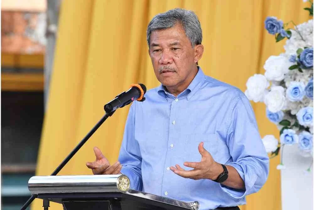  Mohamad berucap pada Majlis Penyerahan Bantuan Awal Persekolahan di Sekolah Menengah Kebangsaan Seri Sendayan pada Isnin. Foto Bernama