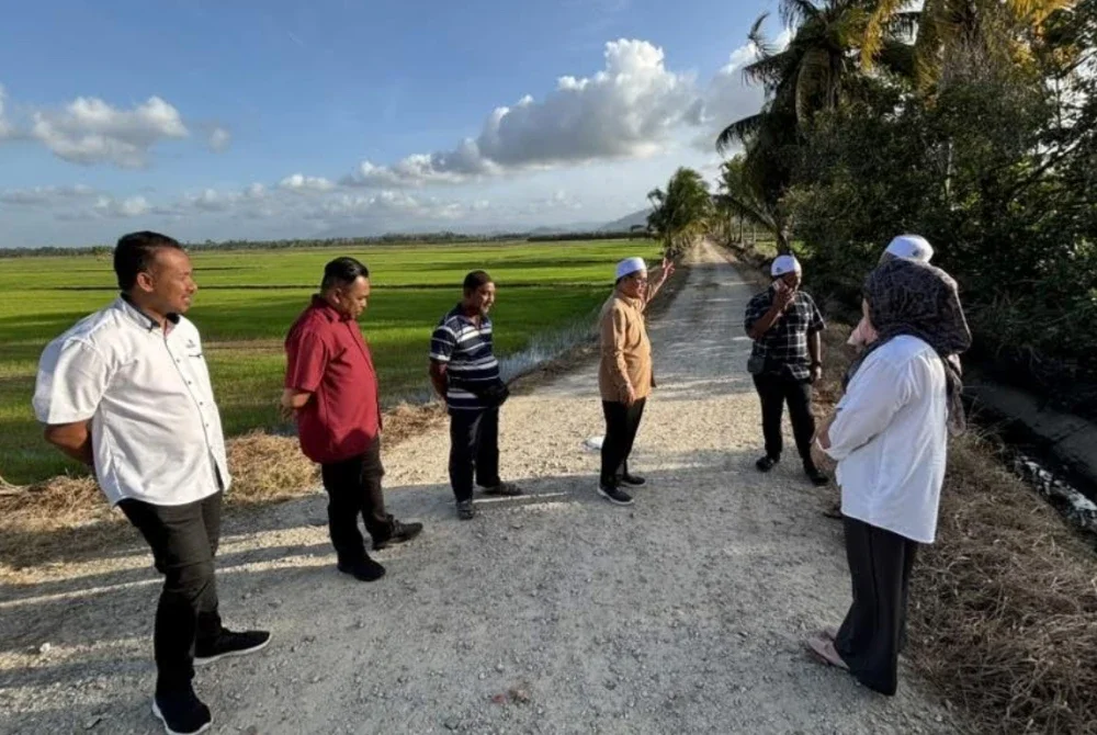 Tuan Mohd Saripudin (empat dari kiri) melawat ke kawasan penanaman padi. Foto: FBTuan Mohd Saripudin