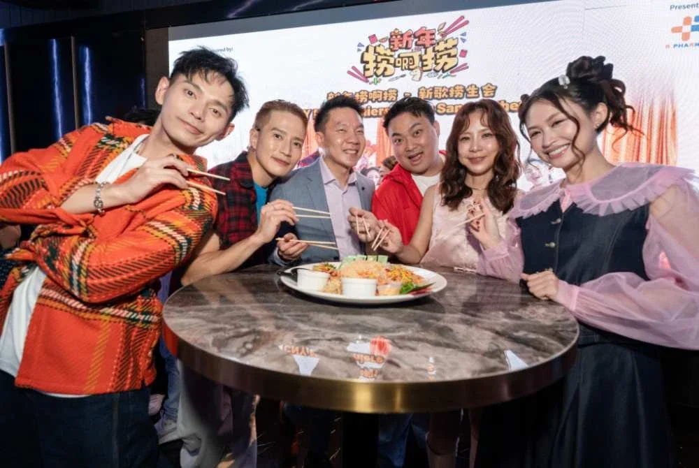 Adrian Toh (tiga dari kiri) menyertai selebriti tempatan untuk Lou Sang, mewujudkan suasana perayaan untuk Tahun Baru Cina.