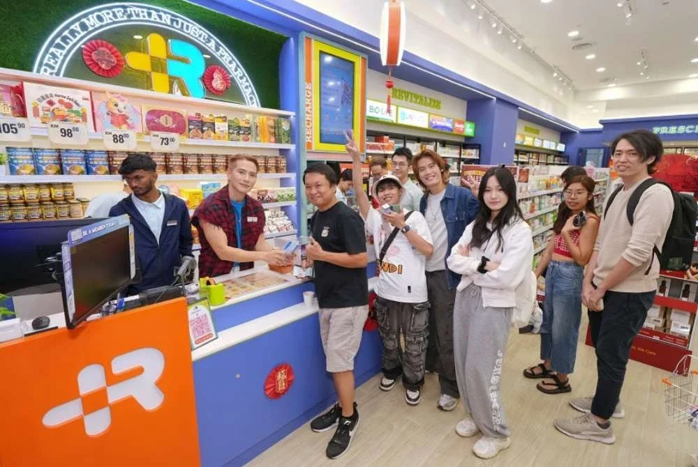 Selebriti popular tempatan, Sam CN (dua dari kiri) membuat penampilan istimewa sebagai pengurus kedai di R Pharmacy KLGCC Mall mencipta pengalaman menarik untuk pelanggan.