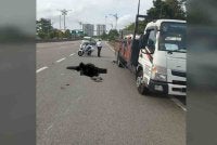 Seorang pekerja am maut apabila motosikal ditungganginya terlibat dalam kemalangan dengan sebuah lori di Kilometer (KM) 7.2, Lebuhraya Skim Penyuraian Trafik (EDL) menghala ke pusat bandar, pada Ahad. Foto CRJ