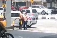 Tangkap layar video tular di media sosial memaparkan pergaduhan melibatkan dua individu di kawasan awam di Kajang baru-baru ini.