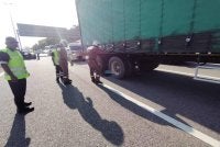 Anggota bomba menjalankan kerja mengeluarkan mangsa dalam kemalangan pada Isnin.