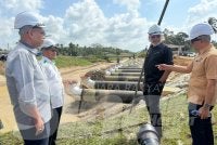 Khalid (dua dari kanan) mendengar keterangan berkait Sistem Pam Kemubu 4. 