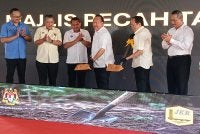 Alexander (empat dari kiri) dan Ahmad (dua dari kanan) melakukan gimik pecah tanah naik taraf jambatan Pontian Besar pada Isnin. 