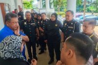 Khalid (kiri) selepas hadir mengikuti prosiding di Kompleks Mahkamah Alor Setar pada Isnin.