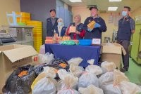 Fazilah (tengah) bersama Zawawi menunjukkan ubat-ubatan tidak berdaftar dalam sidang media di sebuah kilang di Simpang Ampat pada Isnin.