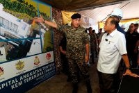 Mohamed Khaled (kanan) melihat dan mendengar taklimat mengenai model pembangunan Hospital Angkatan Tentera Kem Terendak ketika Lawatan Kerja ke Kem Terendak, Sungai Udang. Foto: Bernama