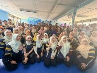 Sebahagian mahasiswa yang menyertai Program Komuniti Masyarakat Orang Asli Sungai Tisong, Sungkai, Perak.