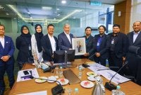 Ahmad Zahid (tengah) menerima taklimat mengenai inisiatif baharu melibatkan sebuah projek nasional berkaitan TVET pada Isnin. Foto FB Zahid Hamidi