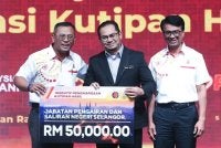 Amirudin (kiri) menyampaikan insentif penghargaan kutipan hasil kepada agensi berkaitan semasa Amanat Tahun Baharu 2026 di Dewan Raja Muda Musa, Kompleks Belia dan Kebudayaan Negeri Selangor, Shah Alam pada Isnin.