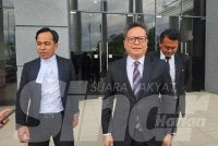 Rizwandean (tengah) bersama rakan sepasukannya ketika ditemui pemberita di Kompleks Mahkamah Kota Kinabalu pada Isnin