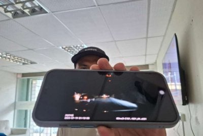 Nabil Afiq menunjukkan rakaman kamera papan pemuka miliknya yang memaparkan aksi laju sekumpulan penunggang motosikal pada Julai lalu.