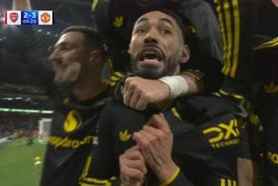 Cunha (tengah) berdepan kemungkinan dikenakan tindakan oleh FA susulan sambutan jaringannya ketika membantu Manchester United menewaskan Arsenal di Stadium Emirates. - FOTO: Agensi