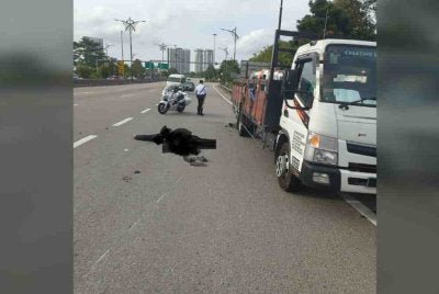 Seorang pekerja am maut apabila motosikal ditungganginya terlibat dalam kemalangan dengan sebuah lori di Kilometer (KM) 7.2, Lebuhraya Skim Penyuraian Trafik (EDL) menghala ke pusat bandar, pada Ahad. Foto CRJ