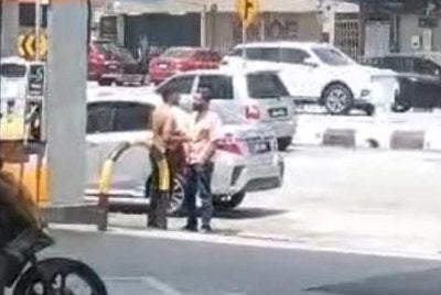 Tangkap layar video tular di media sosial memaparkan pergaduhan melibatkan dua individu di kawasan awam di Kajang baru-baru ini.