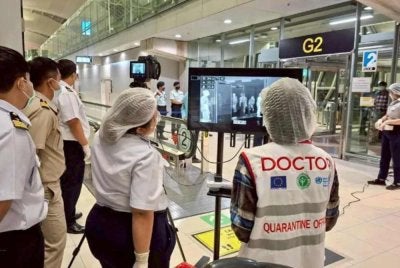 Pegawai kuarantin memantau skrin kamera haba di Lapangan Terbang Suvarnabhumi bagi mengesan suhu badan penumpang yang tiba, sebagai sebahagian daripada langkah saringan kesihatan dipertingkatkan susulan penularan wabak virus Nipah di India. Foto Agensi