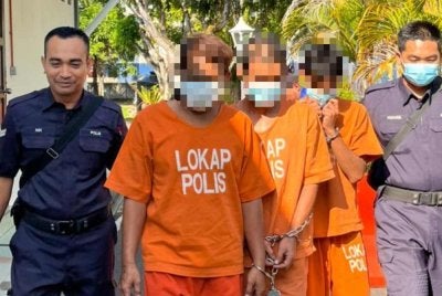 Suspek (dua dari kiri) dibawa untuk proses permohonan reman di Mahkamah Yan pada Isnin.