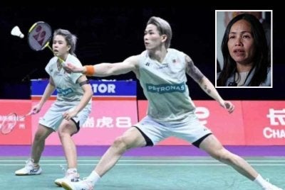 Ee Wei dan Tang Jie mempamerkan aksi mantap untuk muncul juara Indonesia Masters, pada Ahad. Gambar kecil: Nie Ching