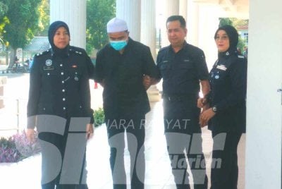 Tertuduh (dua, kiri) dihadapkan ke Mahkamah Majistret Kulim pada Isnin atas pertuduhan memandu secara melulu sehingga menyebabkan kematian tiga beranak, bulan lalu.