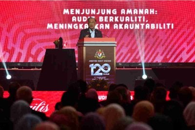 Anwar menyampaikan ucapan pada Majlis Peluncuran Sambutan 120 Tahun Jabatan Audit Negara (JAN), pada Isnin. Foto Bernama