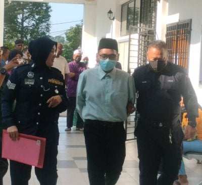 Tertuduh dibawa keluar dari Mahkamah Majistret Kulim.