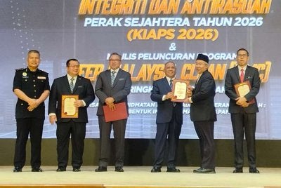 Saarani (tiga dari kanan) menyampaikan Anugerah Tata kelola Cemerlang kepada Timbalan Mufti Perak, Datuk Zamri Hashim sempena Konvensyen Integriti dan Antirasuah Negeri Perak Sejahtera Tahun 2026 dan Majlis Peluncuran Program Keep Malaysia Clean Peringkat Negeri Perak di Dewan Bankuet Bangunan Perak Darul Ridzuan di sini pada Isnin.
